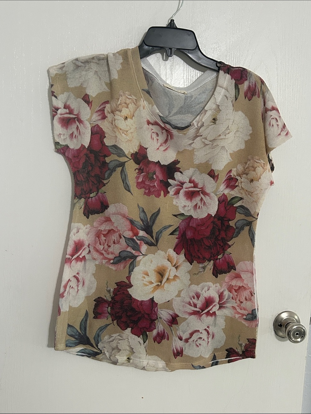 Avery Floral V-Neck Short Sleeve Top in Beige, Burgundy, Pink